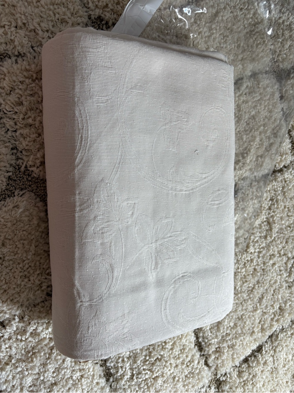 Textured White Jacquard Table Linen - Elegant Dining Accent